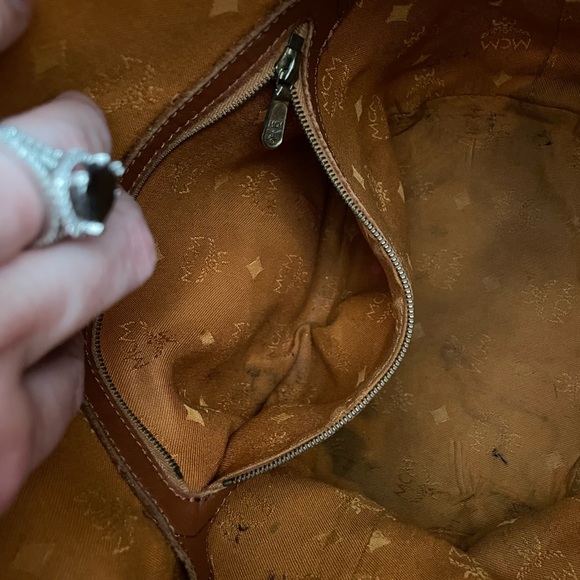 MCM bucket bag 🖤 - Picture 8 of 9